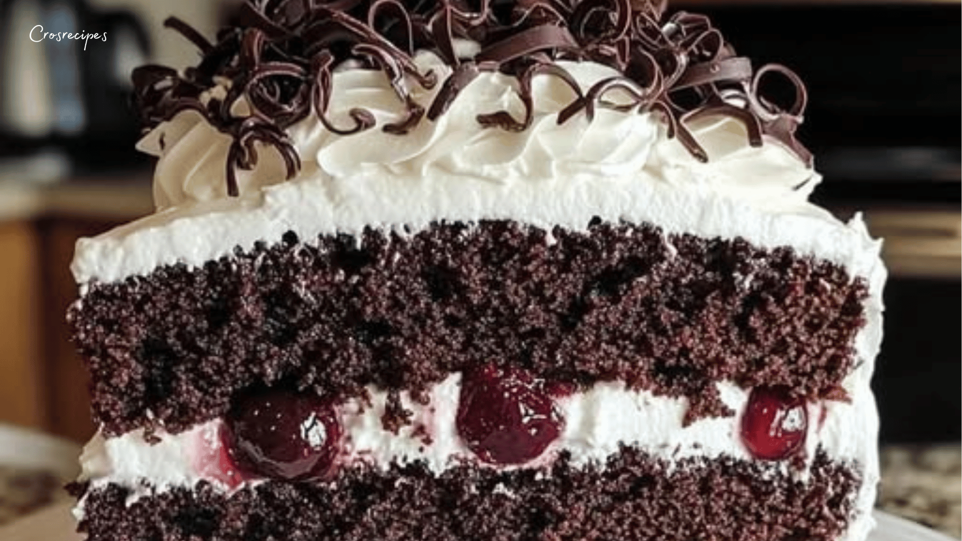 gâteau forêt noire au chocolat avec cerises et crème fouettée