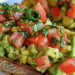 Bruschetta à l’avocat avec tomates cerises et basilic sur pain grillé