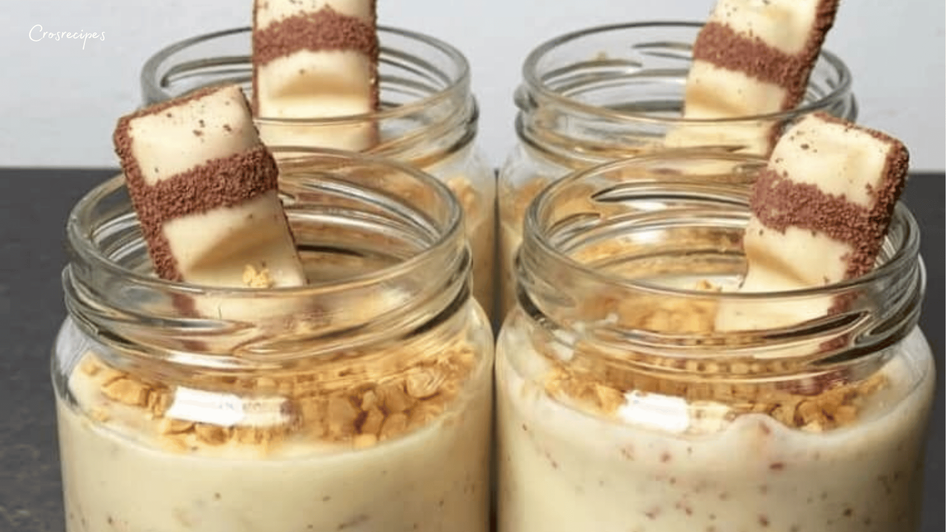 Crème dessert au chocolat blanc avec Kinder Bueno White et amandes