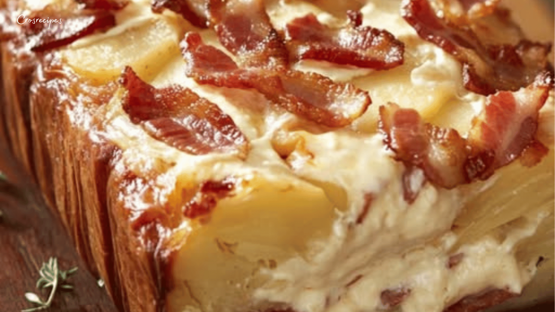 Cake camembert lardons doré et moelleux, servi en tranches épaisses.