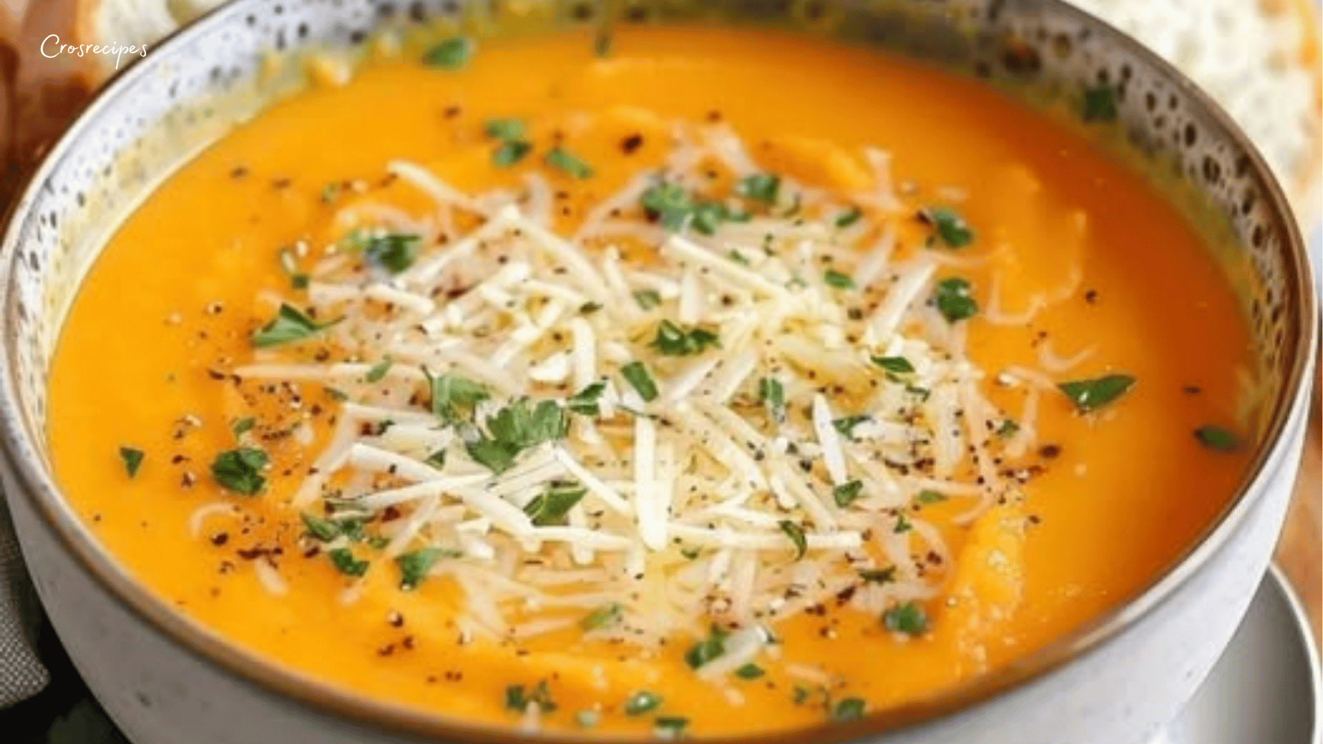 Bol de soupe crémeuse à la courge butternut et patate douce, décoré de safran.