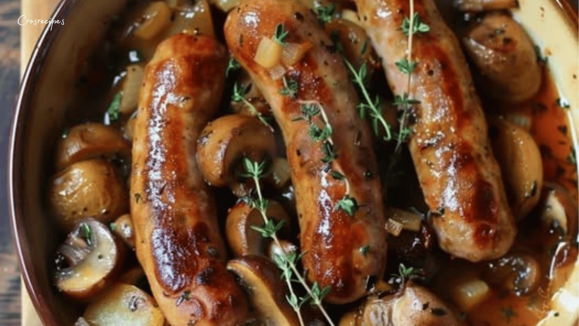 Plat de saucisses, champignons et pommes de terre au four doré et croustillant