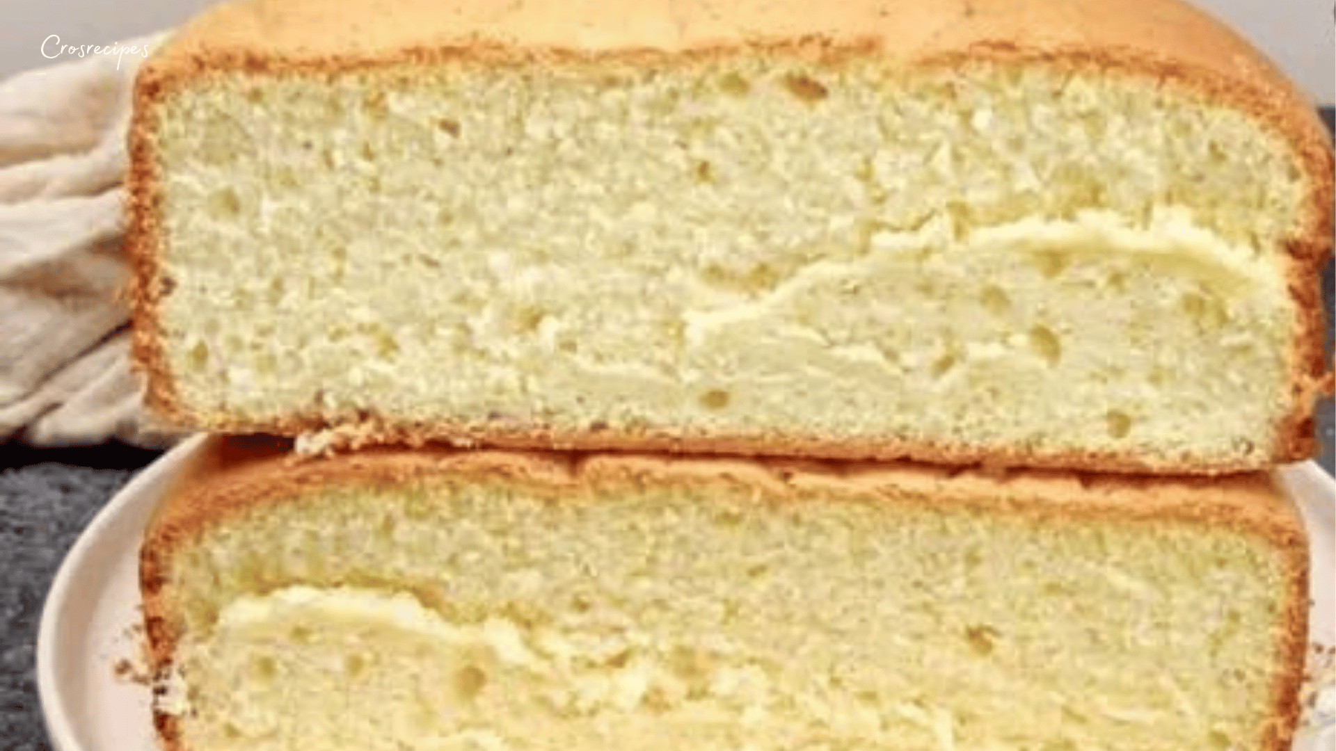 Gâteau éponge doré et moelleux sorti du four avec texture légère
