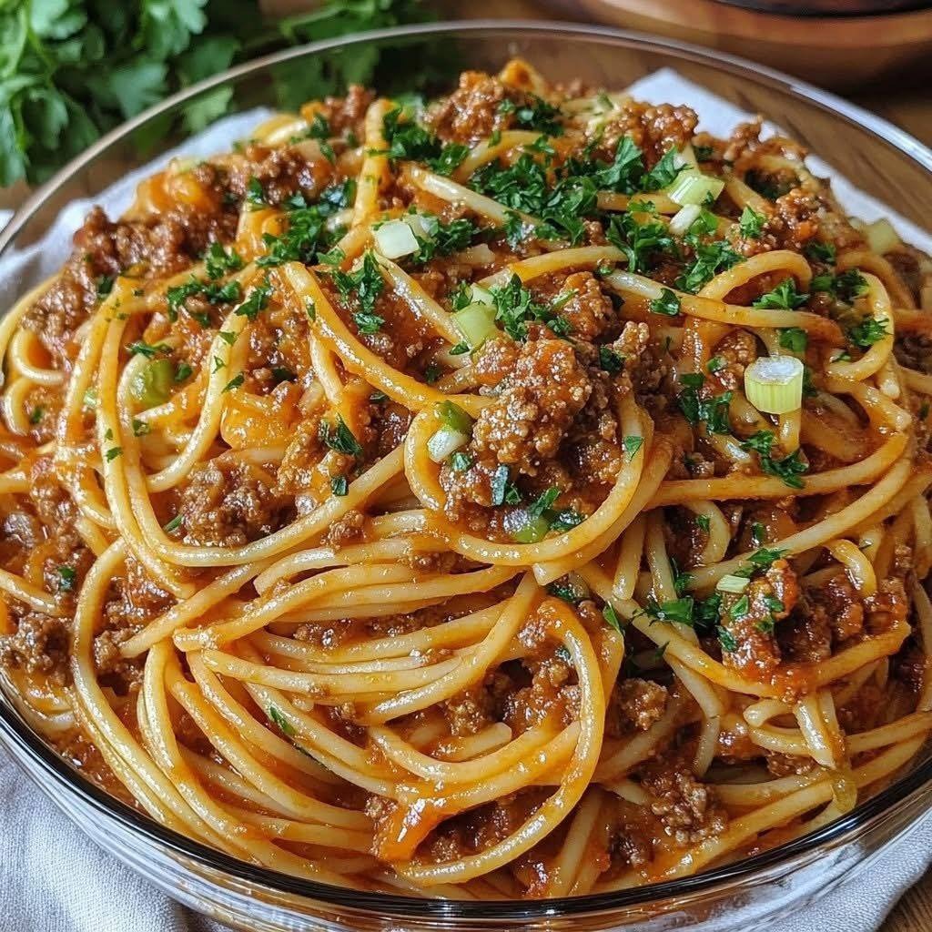 assiette de spaghetti bolognese savoureux avec persil frais et oignon vert