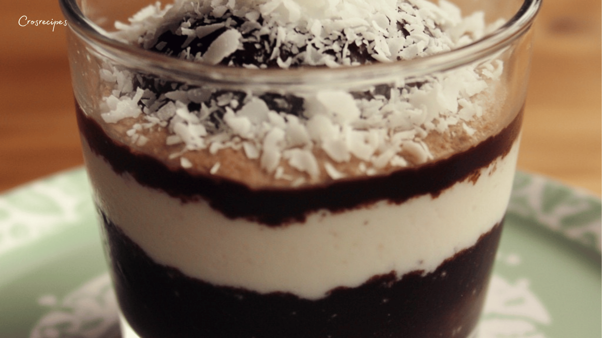 Verrines de panna cotta choco coco superposées, garnies de noix de coco râpée