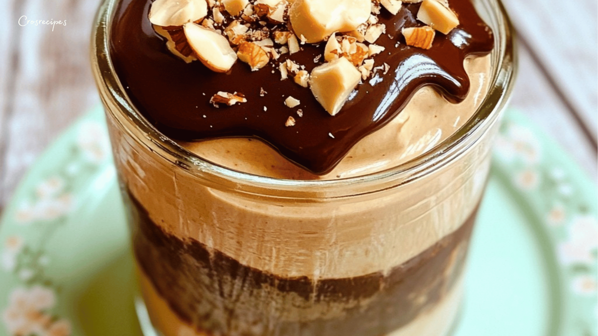 Verrines de mousse choco noisette avec sauce chocolat et éclats de noisettes