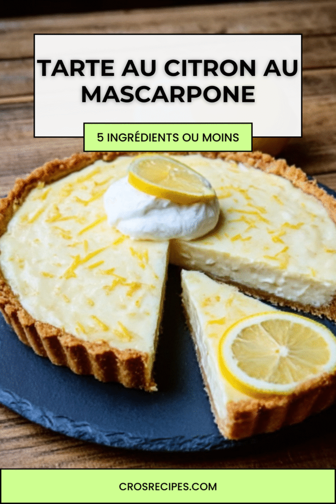 Tarte au citron au mascarpone, brillante et dorée, coupée en parts, décorée de sucre glace et de zestes, présentée sur un plat élégant.