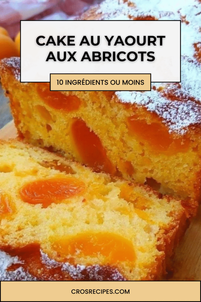 Tranche de cake au yaourt aux abricots, moelleux et doré, parsemé d’amandes effilées, servie sur une assiette avec des abricots frais.