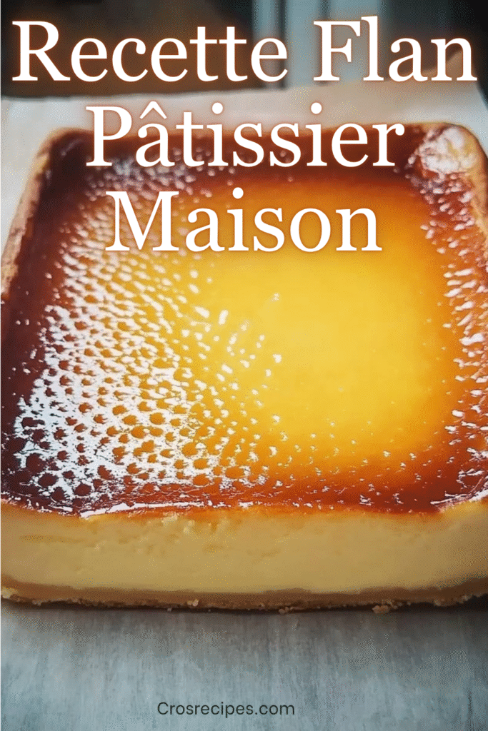Part de flan pâtissier maison à la vanille, épaisse et crémeuse, sur pâte dorée, servie sur une assiette blanche.