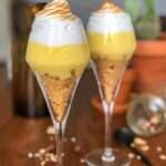 Verrine citron meringué individuelle avec couches de crumble, crème citron et meringue dorée.
