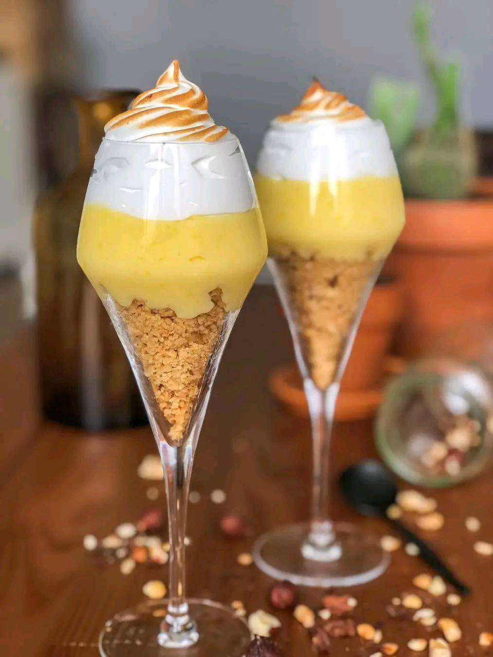 Verrine citron meringué individuelle avec couches de crumble, crème citron et meringue dorée.