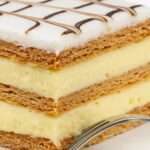 Mille-feuilles à la vanille, feuilletage doré et crème pâtissière maison, décor marbré