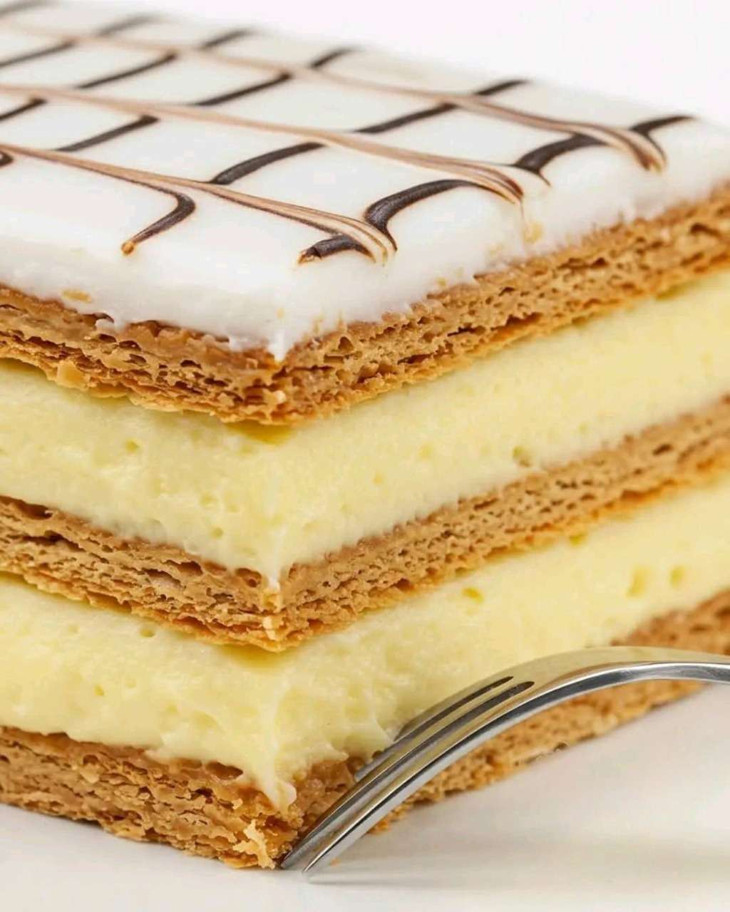 Mille-feuilles à la vanille, feuilletage doré et crème pâtissière maison, décor marbré