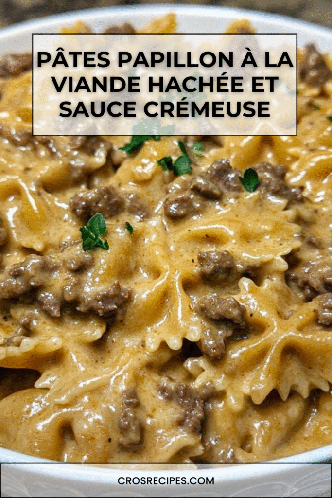 Assiette de pâtes papillon à la viande hachée, nappée de sauce crémeuse, parsemée de parmesan et de persil frais.