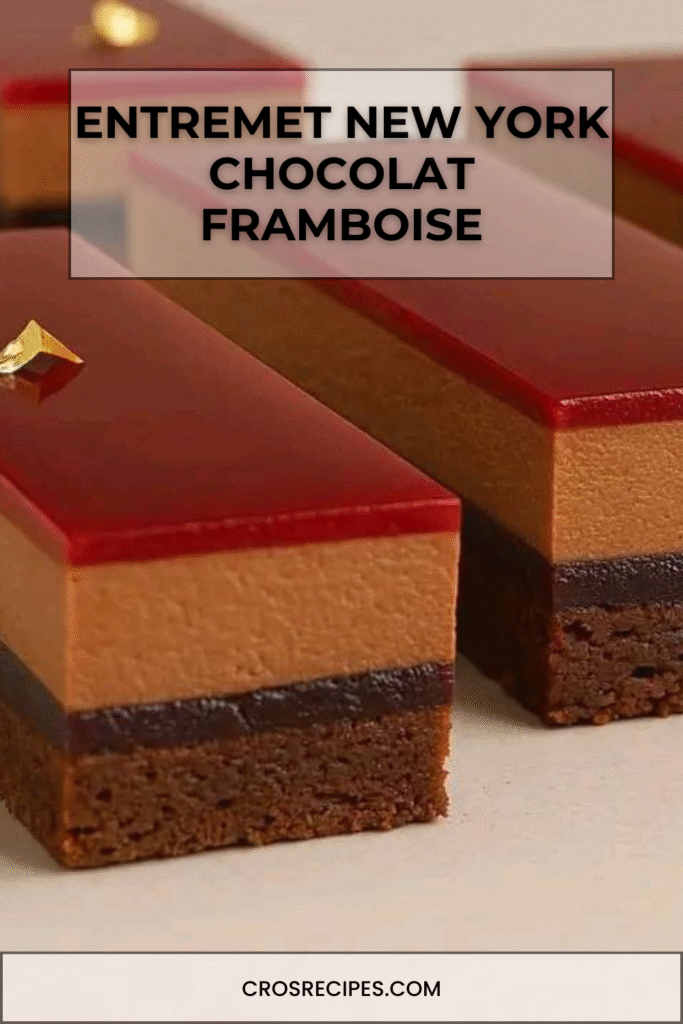 Entremet New York Chocolat Framboise en tranches, superposé de couches nettes, glaçage brillant et framboises fraîches.

