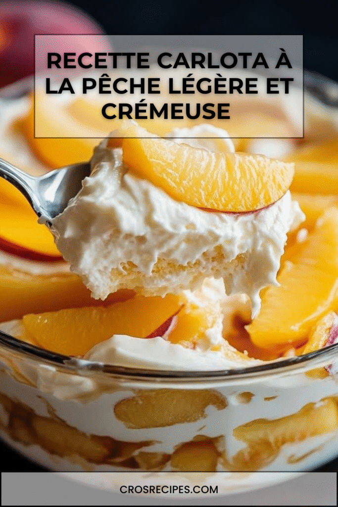 Dessert Carlota à la pêche dans un plat transparent, décoré de tranches de pêche et de feuilles de menthe.

