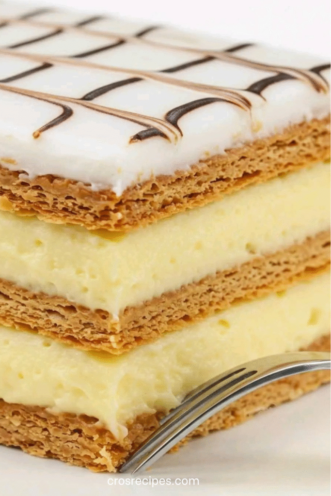 Mille-feuilles à la vanille, feuilletage doré et crème pâtissière maison, décor marbré