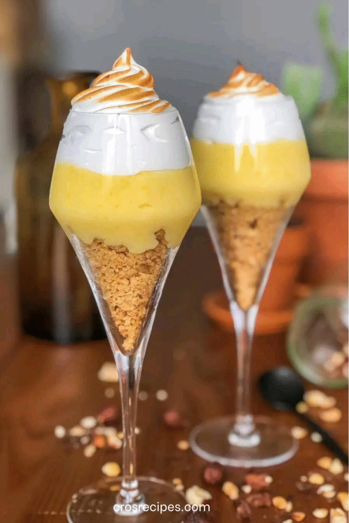 Verrine citron meringué individuelle avec couches de crumble, crème citron et meringue dorée.