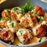 Boulettes suédoises à la crème servies dans une poêle avec sauce onctueuse
