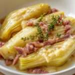 Endives braisées au jambon et vin blanc servies chaudes dans une cocotte