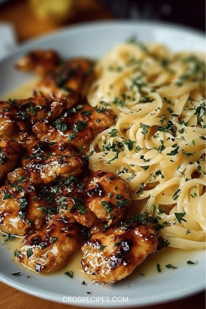 assiette de poulet au beurre citronné et linguines crémeuses au parmesan