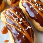 Éclair glacé au chocolat garni de caramel au beurre salé et fleur de sel.