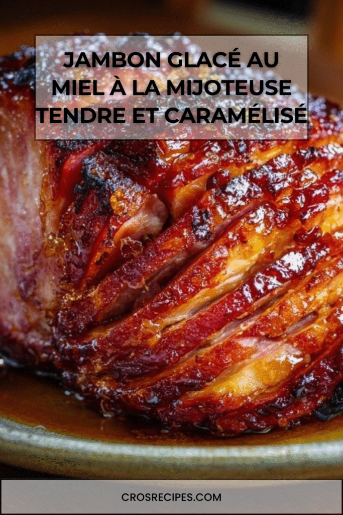 Jambon glacé au miel à la mijoteuse, nappé d’un glaçage doré et caramélisé, tranché et servi avec une sauce sucrée-salée.