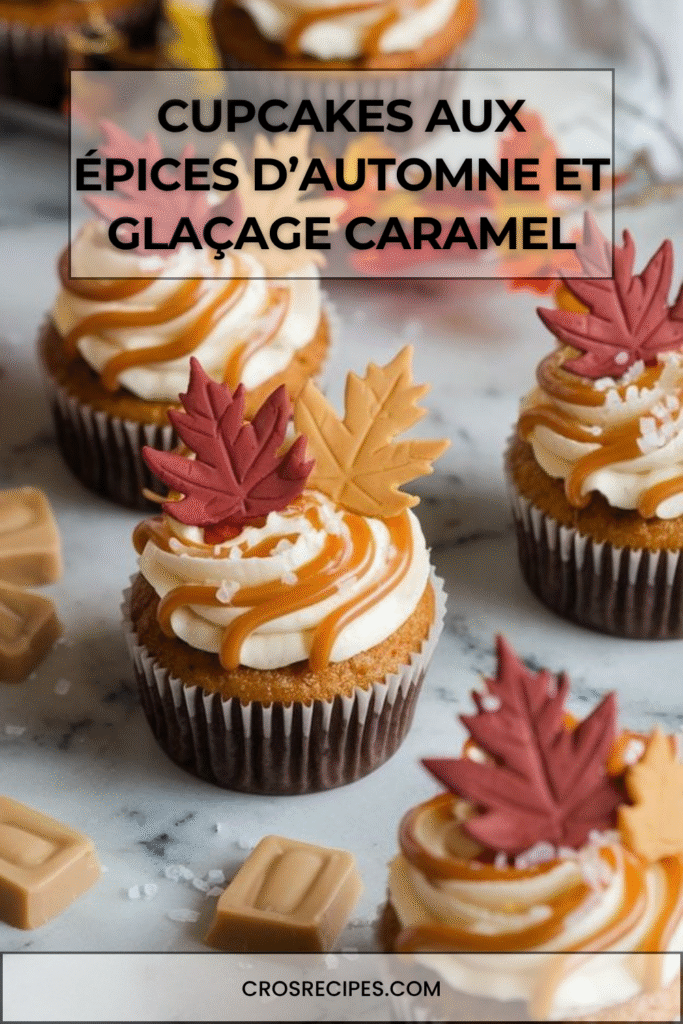 Cupcakes aux épices d’automne décorés de glaçage au caramel au beurre salé et feuilles en fondant, sur fond de table rustique.