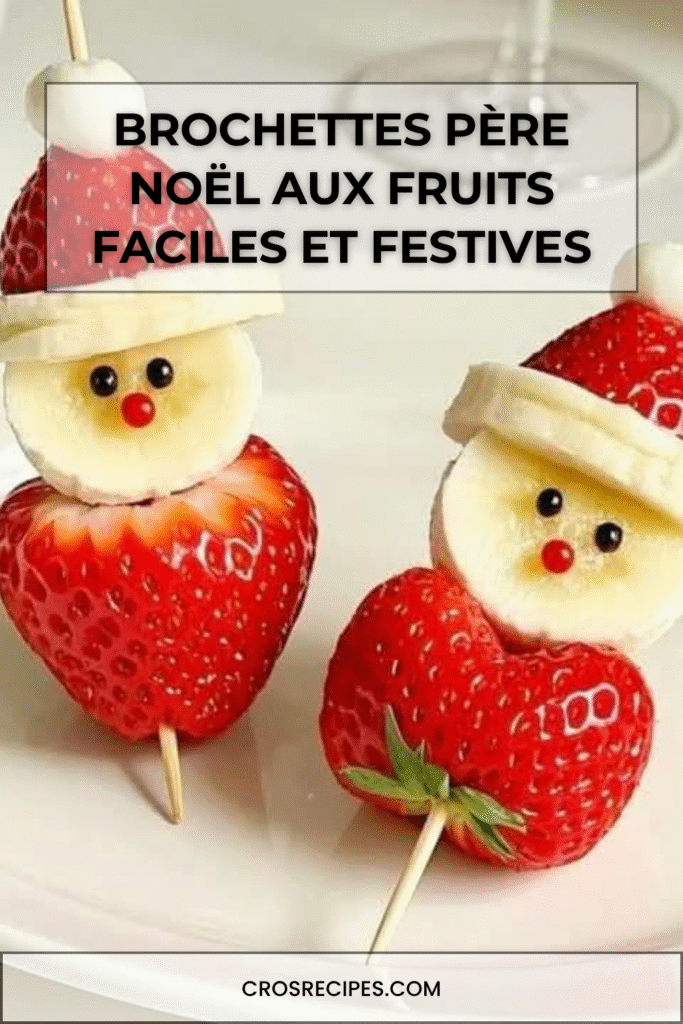 Brochettes en forme de Père Noël réalisées avec fraises, bananes et guimauves.