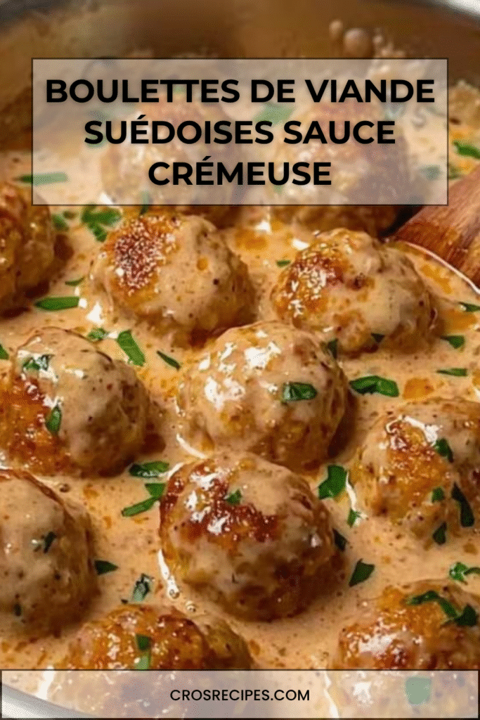 Assiette de boulettes de viande suédoises nappées de sauce crémeuse avec purée.