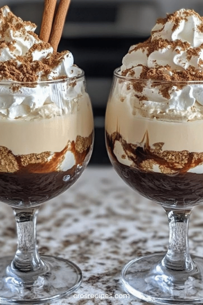 Tiramisu en verrines individuelles au mascarpone et cacao, décorées de poudre de cacao et servies fraîches.