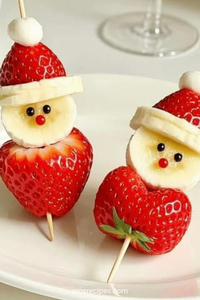 Brochettes en forme de Père Noël réalisées avec fraises, bananes et guimauves.