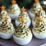 Œufs mimosa décorés en petits sapins avec herbes et étoiles de légumes.