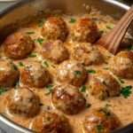 Assiette de boulettes de viande suédoises nappées de sauce crémeuse avec purée.