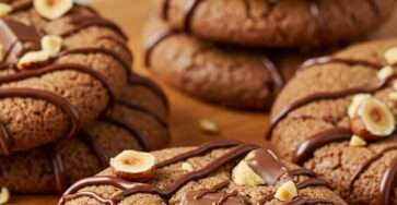Cookieschocolat fourrés au caramel fondant et parsemés de noisettes hachées.