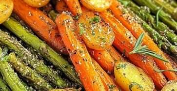 Assortiment de légumes rôtis au four, asperges, carottes et pommes de terre dorées avec herbes et fleur de sel.