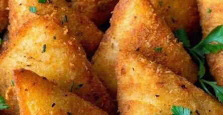 Samoussas dorés et croustillants farcis au fromage, servis avec sauce marinara ou chutney.