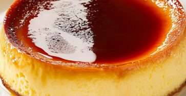 Flan au caramel traditionnel démoulé sur un plat, nappé de caramel ambré brillant, avec une texture lisse et fondante.