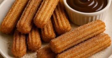 Churros maison dorés et croustillants roulés dans le sucre-cannelle avec sauce chocolat.