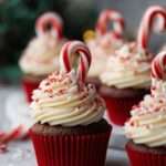 Cupcakes au chocolat décorés de glaçage à la menthe poivrée et de cannes à sucre pour Noël.