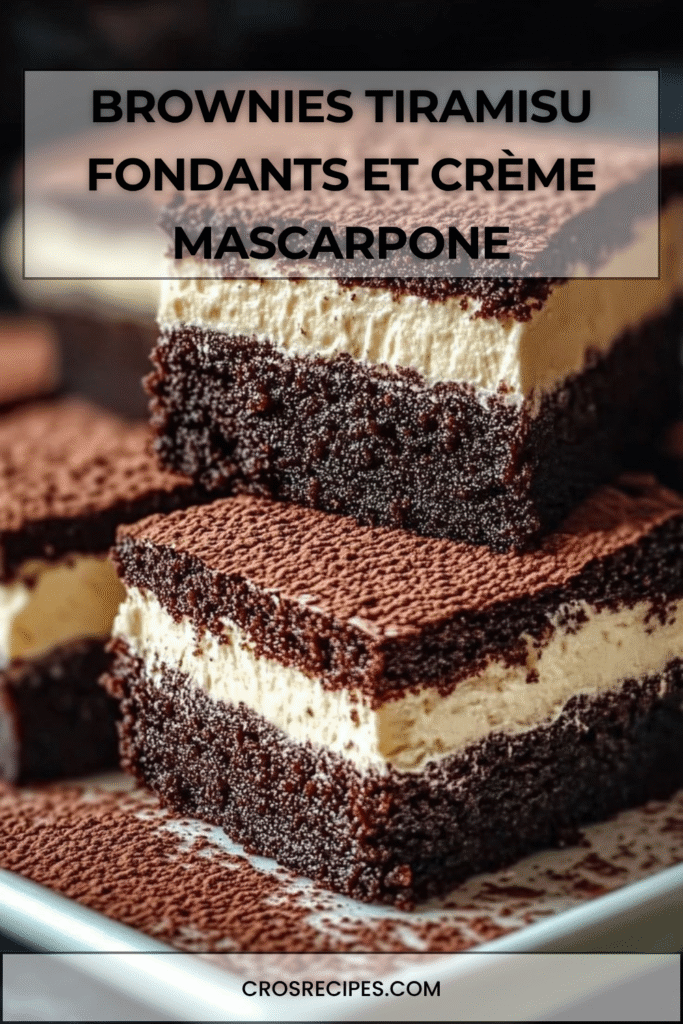 Carrés de brownies tiramisu avec crème mascarpone épaisse et cacao saupoudré.