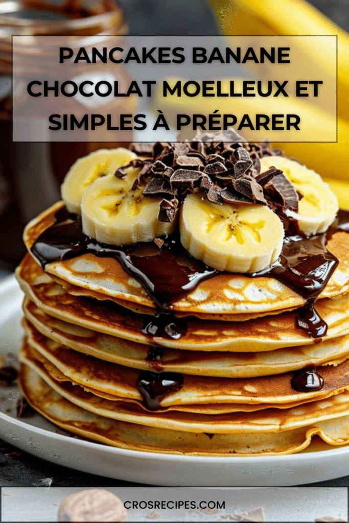 Empilement de pancakes banane chocolat moelleux, parsemés de pépites et garnis de banane fraîche.