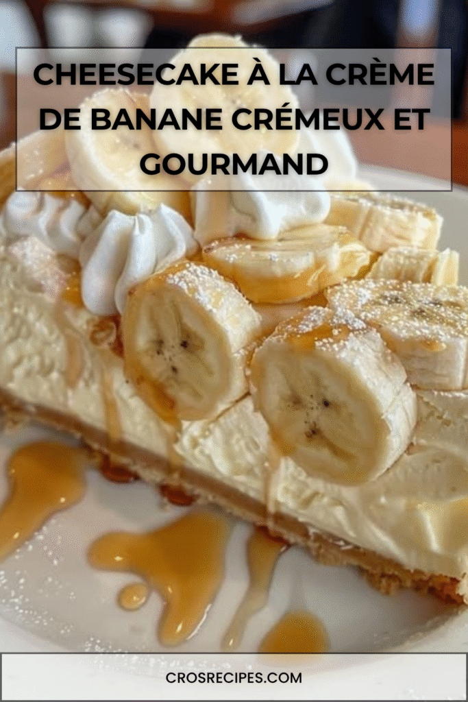 Cheesecake à la crème de banane, garni de crème fouettée, de tranches de banane et d’un filet de caramel.