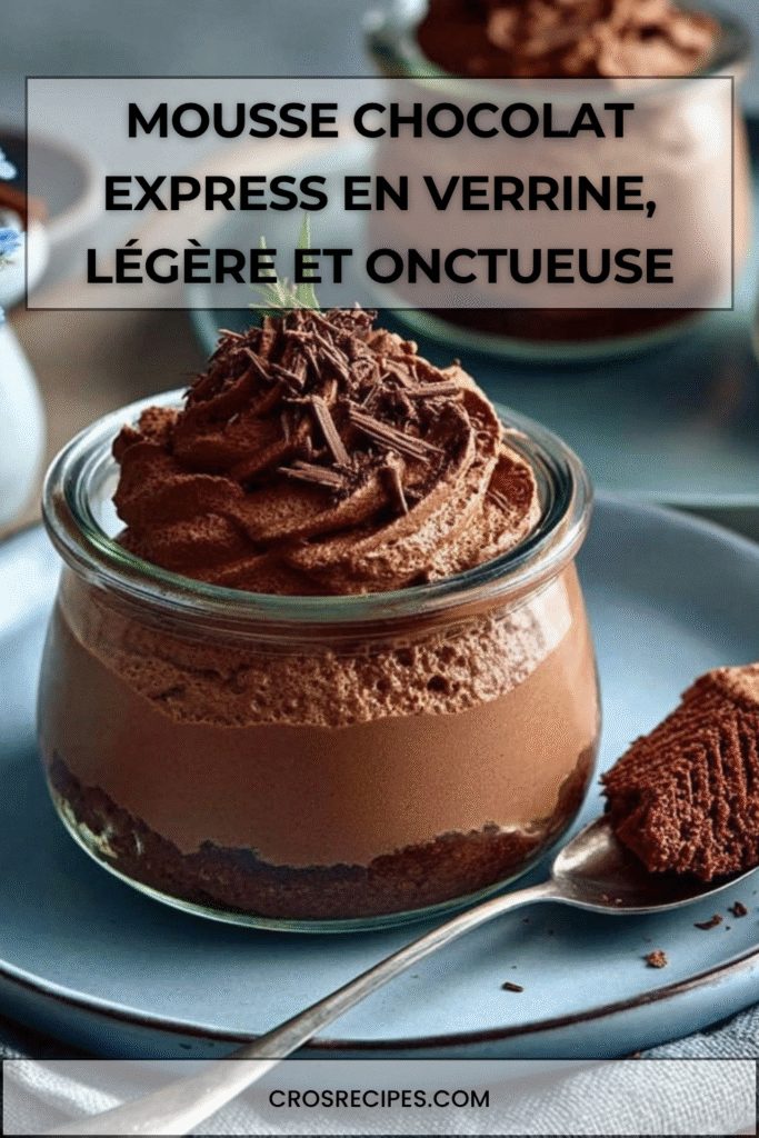 Verrines de mousse au chocolat express garnies de copeaux de chocolat sur un fond de biscuits croustillants.