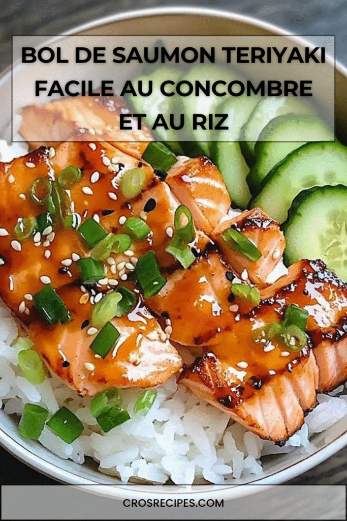 Bol de saumon teriyaki laqué servi sur du riz avec concombre frais, graines de sésame et ciboulette.