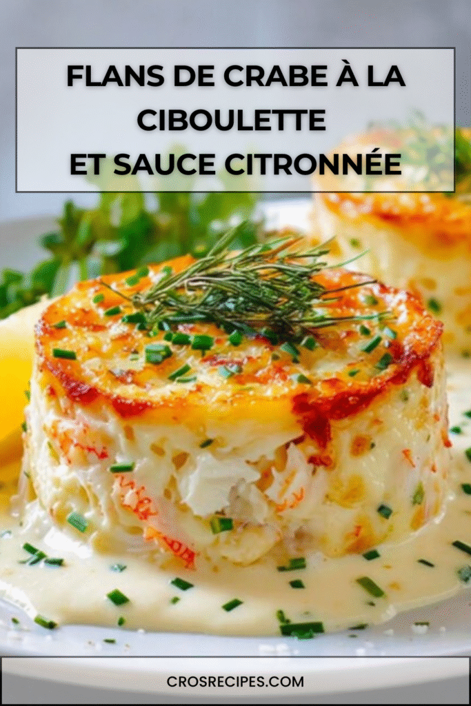 Flans de crabe individuels nappés de sauce à la ciboulette et au citron, servis en entrée sur une assiette raffinée.