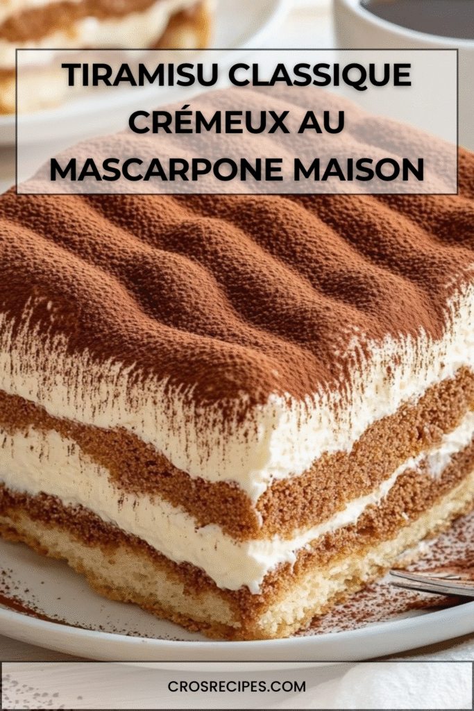 Tiramisu classique crémeux au mascarpone, en plat familial, saupoudré de cacao.