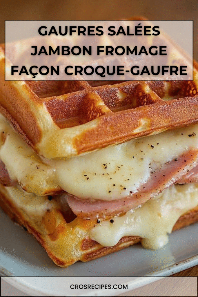 Assiette de gaufres salées dorées garnies de jambon et fromage fondant, servies en croque-gaufres croustillants avec salade verte sur le côté.