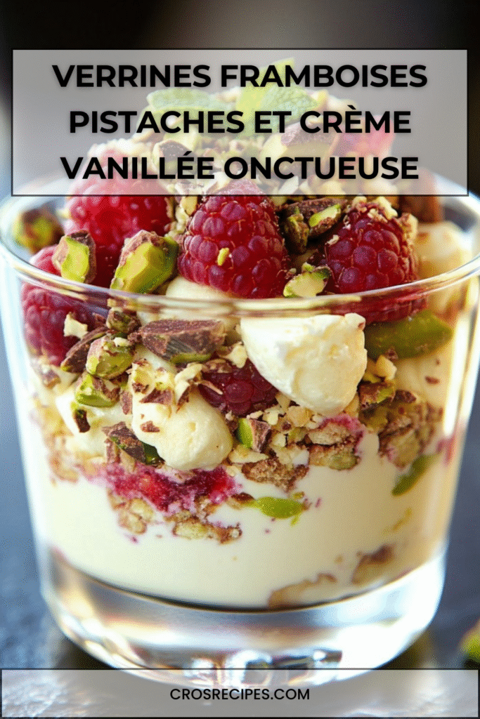 Verrines gourmandes à la crème mascarpone vanillée, framboises fraîches et pistaches concassées, présentées en couches colorées dans des verres transparents.