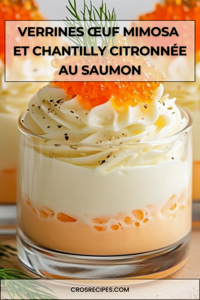 Verrines superposées d’œuf mimosa, crème blanche, chantilly citronnée et œufs de saumon, décorées d’aneth.